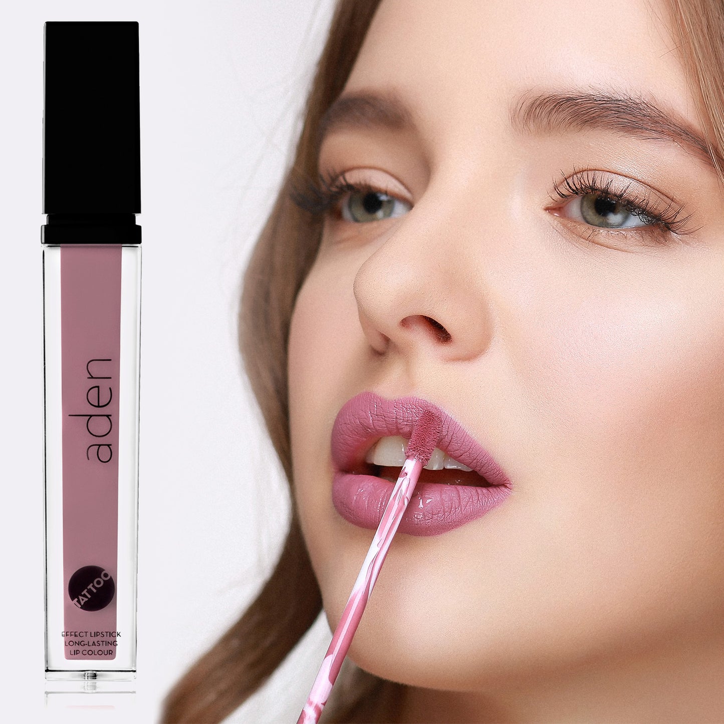 Lápiz labial con efecto tatuaje de Aden