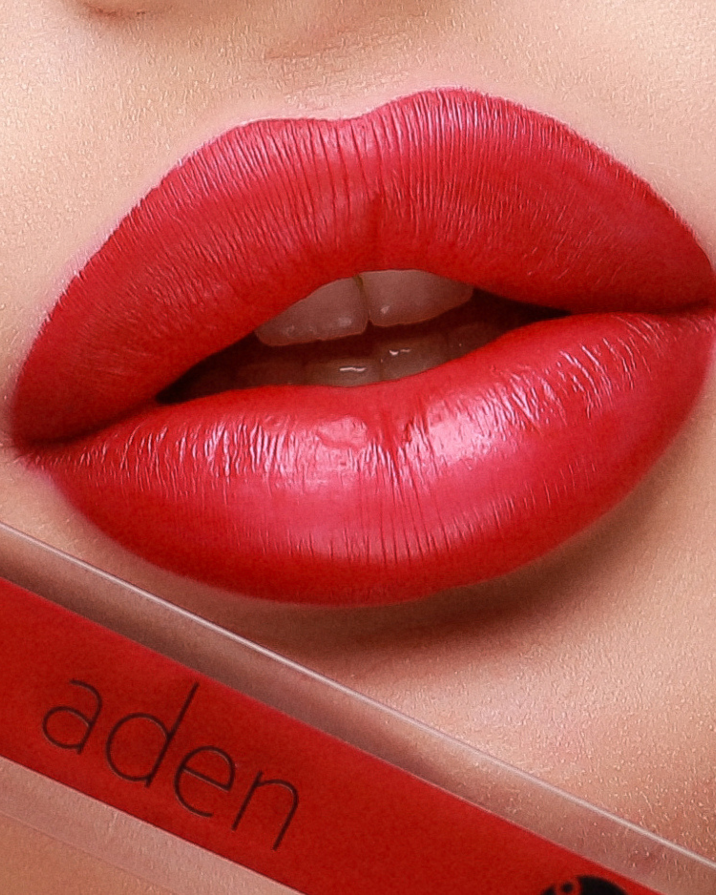 Lápiz labial con efecto tatuaje de Aden