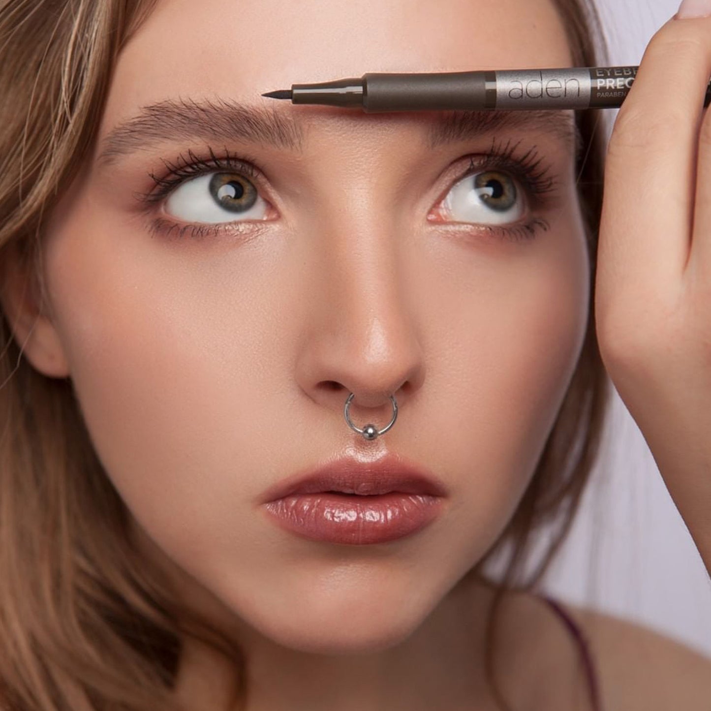 Delineador de cejas y relleno de cejas preciso aden