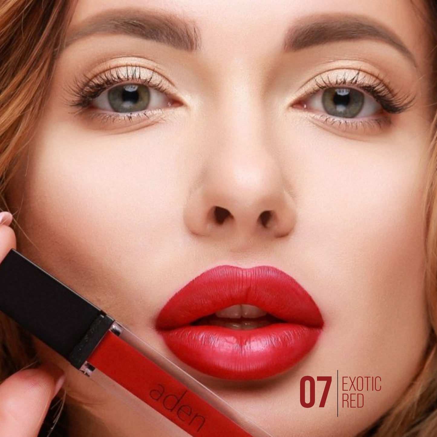 Lápiz labial con efecto tatuaje de Aden