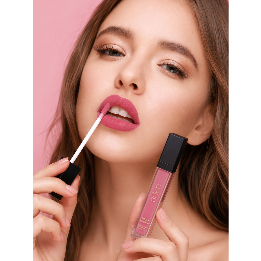 Lápiz labial con efecto tatuaje de Aden