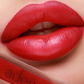 Lápiz labial con efecto tatuaje de Aden