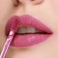 Lápiz labial con efecto tatuaje de Aden