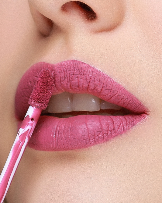 Lápiz labial con efecto tatuaje de Aden